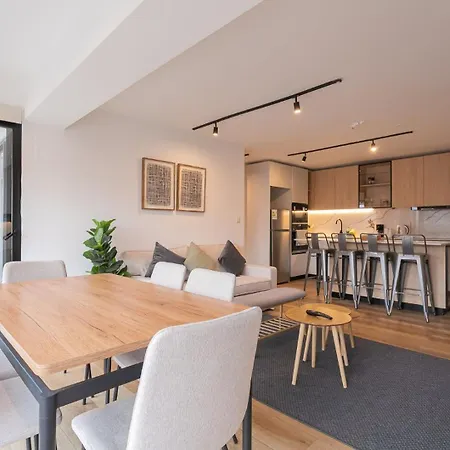 Unwind And Refresh In A Spacious 2-Bedroom For 4
